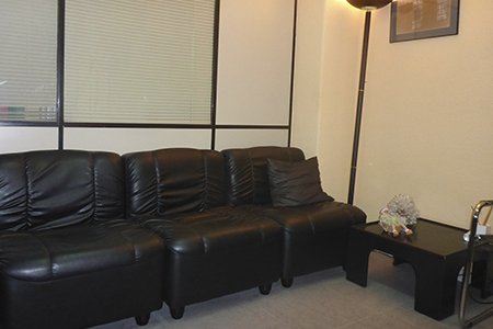 Gabinete Psicopedagógico C.E.T.E. sillones en sala de espera del local