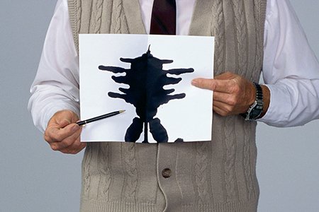 Psicólogo mostrando hoja de test de Rorschach