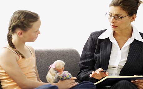 Psicologa conversando con una niña