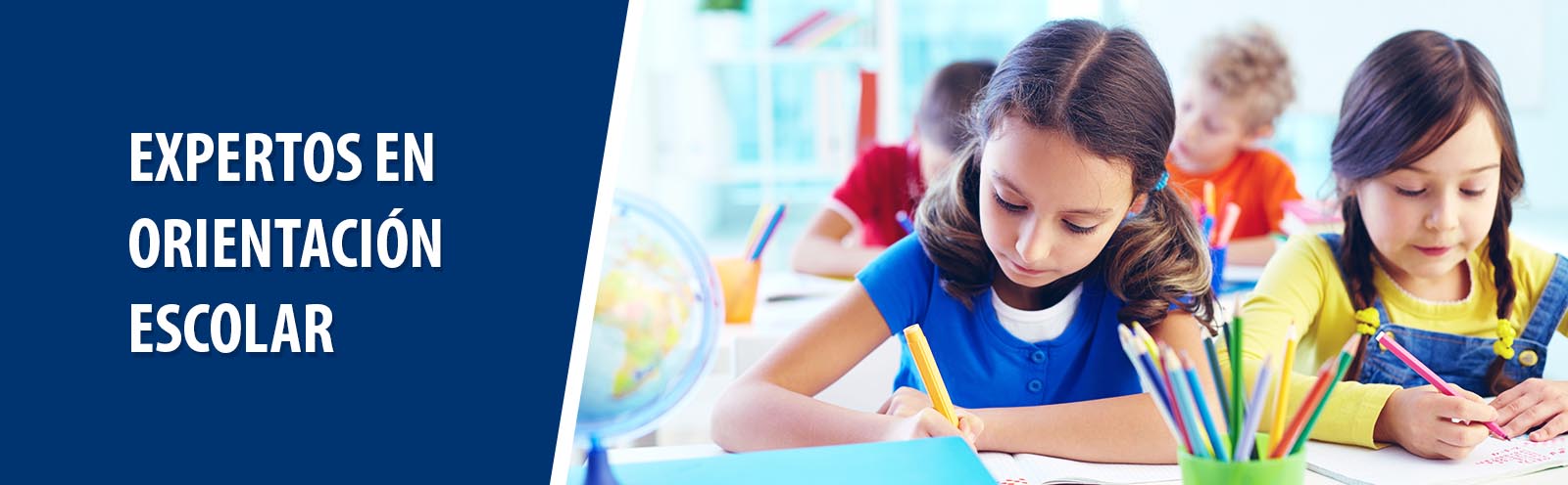 Psicóloga evaluando a paciente y tomando apuntes