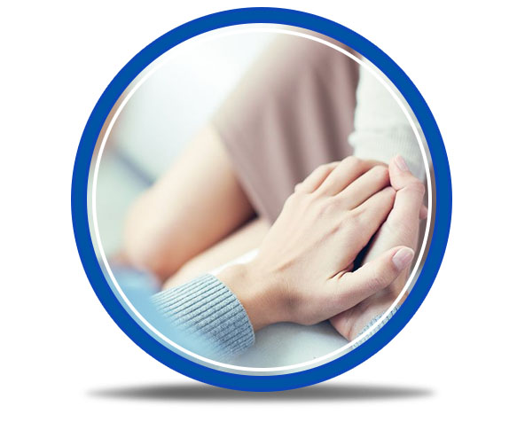 Psicologa sostiene la mano de su paciente